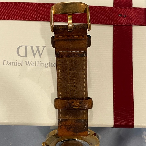 Used Daniel Wellington Watch - Picture 4 of 9
